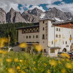 Passo Tre Croci Cortina 酒店